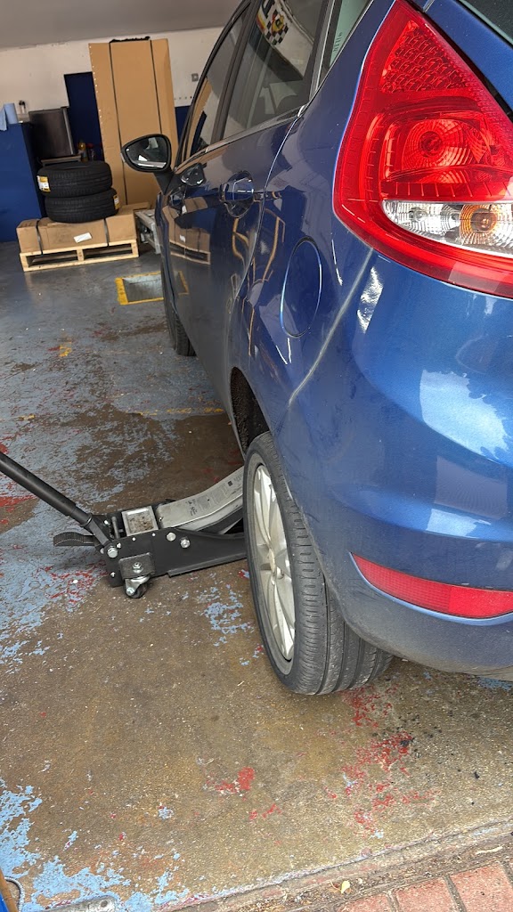 Neath Hill MOT & Tyres Shop Milton Keynes Photo 4